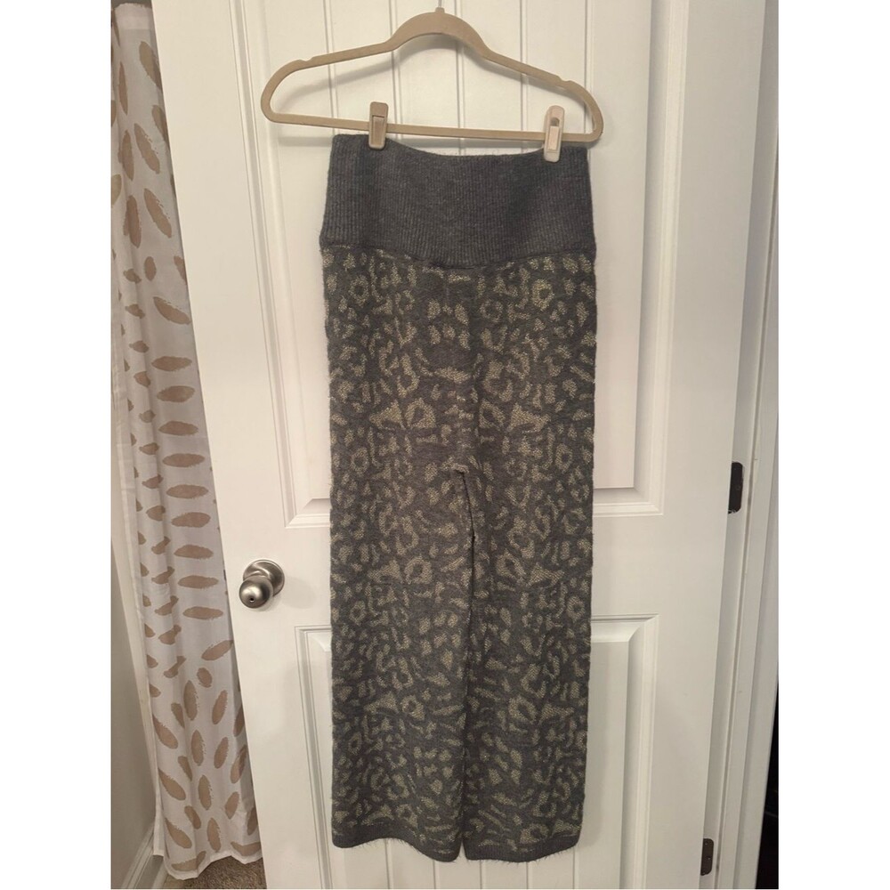 Cozy V-Neck Leopard Print Sweater - Gray & Cream - Picture 4 of 5